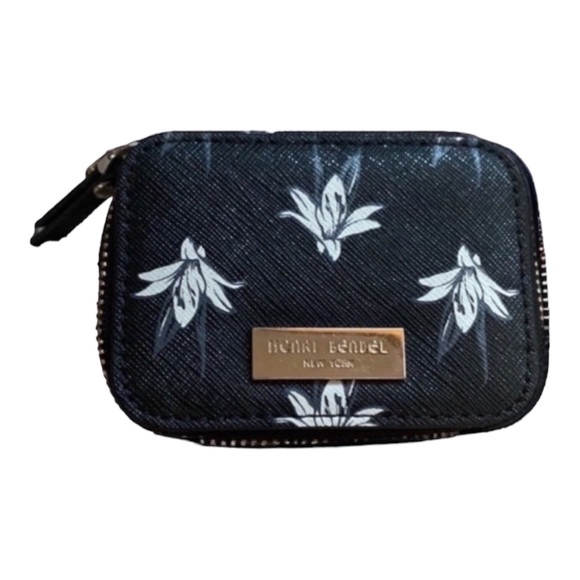 henri bendel Accessories - 🔴Henri bendel pill box